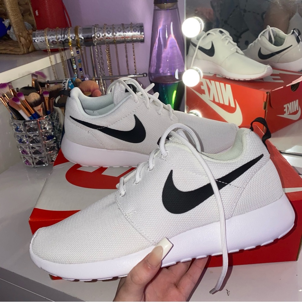 White nike roshe
